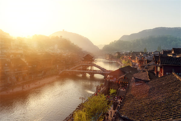 戰(zhàn)略規(guī)劃分析：村民不滿古鎮(zhèn)收門票，指引游客逃票
