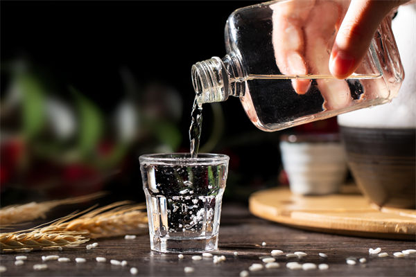白酒遇冷，集體“降度”，關(guān)聯(lián)企業(yè)有何營銷啟示？